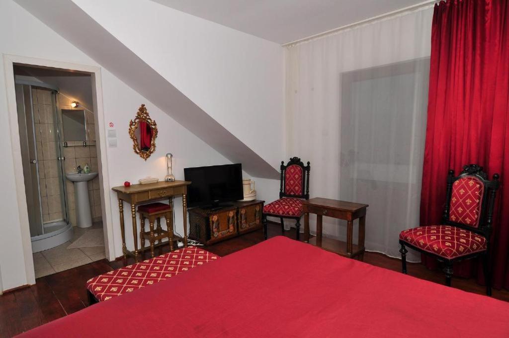 Bed & Breakfast Popamuseum Tarpesti Strada Muzeului Nr 28 Tirpesti Exterior photo